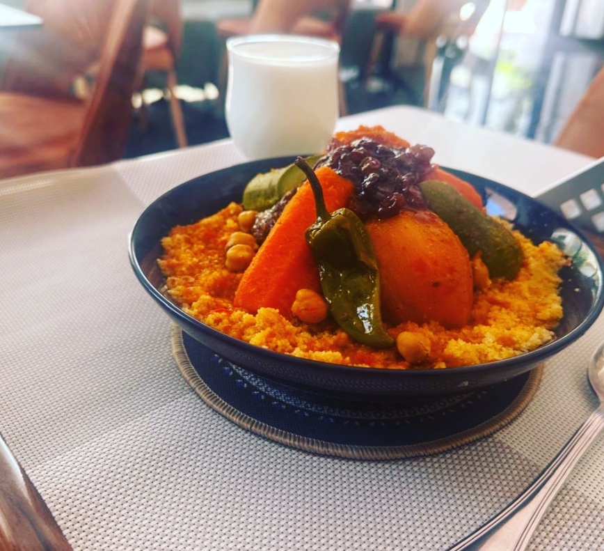 Couscous marocain servi au restaurant ACTICUI
